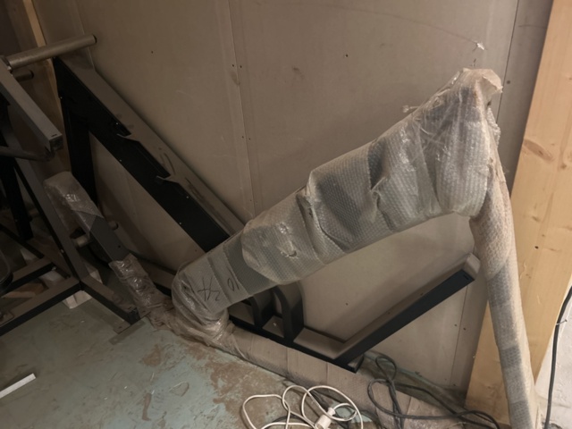 1383200-4 Samling med gymutrustning - styrketräningsmaskiner och konditionsutrustning