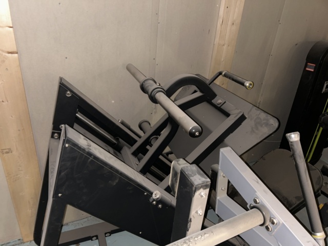 1383200-9 Samling med gymutrustning - styrketräningsmaskiner och konditionsutrustning