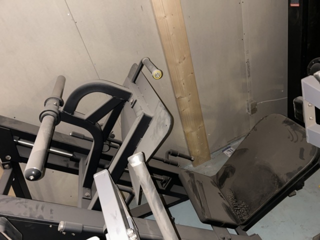 1383200-10 Samling med gymutrustning - styrketräningsmaskiner och konditionsutrustning