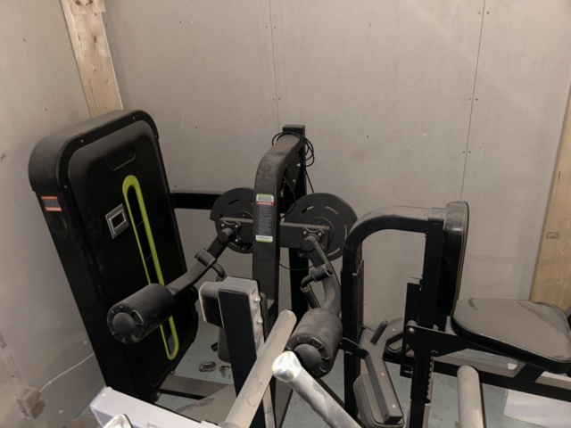 1383200-11 Samling med gymutrustning - styrketräningsmaskiner och konditionsutrustning