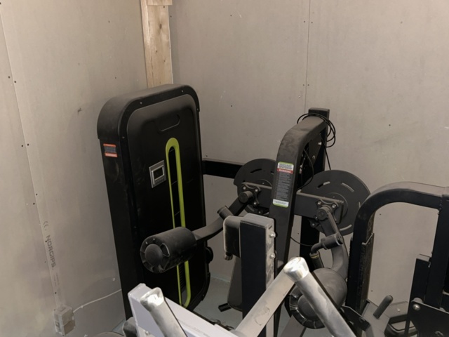 1383200-12 Samling med gymutrustning - styrketräningsmaskiner och konditionsutrustning