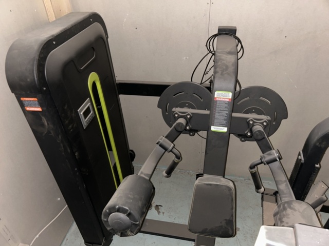 1383200-13 Samling med gymutrustning - styrketräningsmaskiner och konditionsutrustning