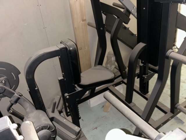 1383200-14 Samling med gymutrustning - styrketräningsmaskiner och konditionsutrustning