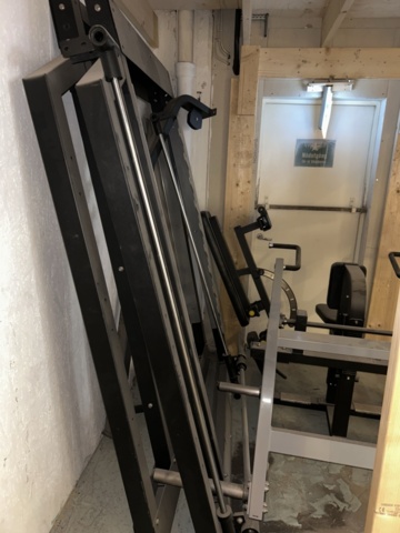 1383200-19 Samling med gymutrustning - styrketräningsmaskiner och konditionsutrustning