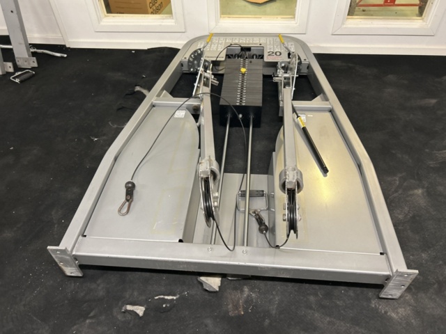 1383200-21 Samling med gymutrustning - styrketräningsmaskiner och konditionsutrustning