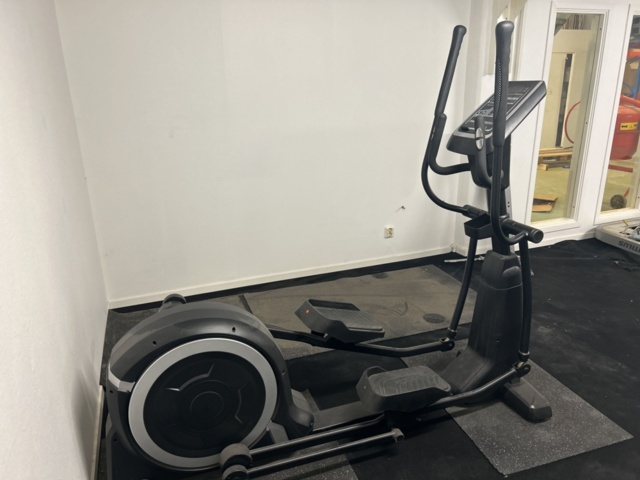 1383200-26 Samling med gymutrustning - styrketräningsmaskiner och konditionsutrustning