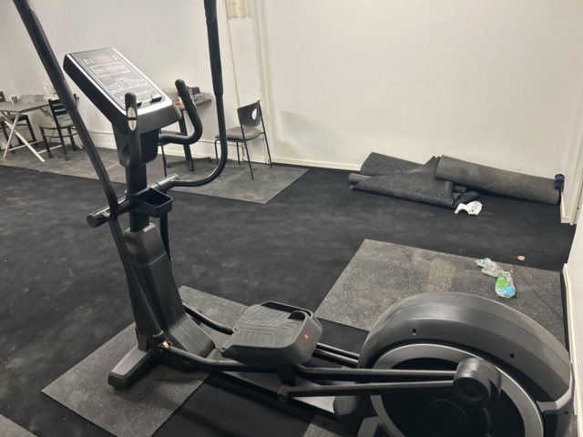 1383200-27 Samling med gymutrustning - styrketräningsmaskiner och konditionsutrustning