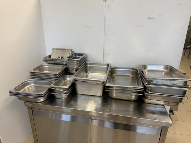 1352509-1 Parti med rostfria GN- kantiner och bleck