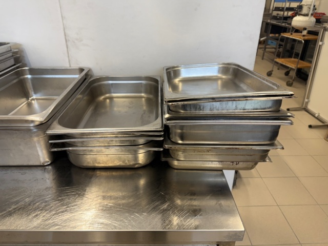 1352509-2 Parti med rostfria GN- kantiner och bleck