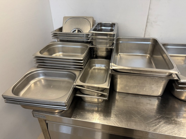 1352509-3 Parti med rostfria GN- kantiner och bleck