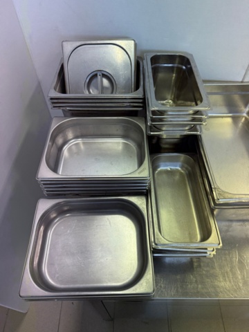 1352509-4 Parti med rostfria GN- kantiner och bleck