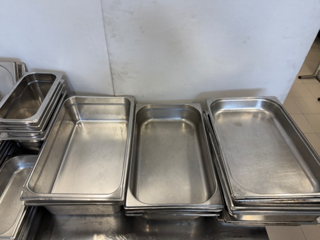 1352509-5 Parti med rostfria GN- kantiner och bleck