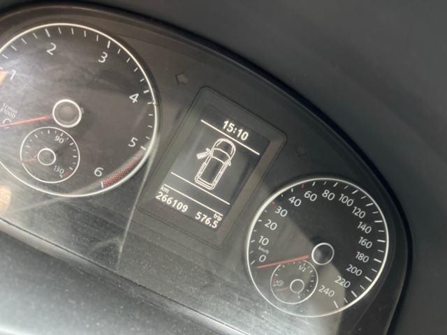 1409883-32 Volkswagen Caddy Skåpbil 1.6 TDI DPF - 2011 (Reparationsobjekt)