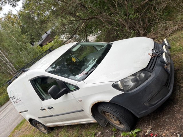 1409883-1 Volkswagen Caddy Skåpbil 1.6 TDI DPF - 2011 (Reparationsobjekt)