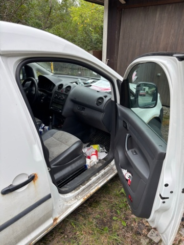 1409883-36 Volkswagen Caddy Skåpbil 1.6 TDI DPF - 2011 (Reparationsobjekt)