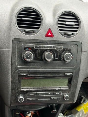 1409883-34 Volkswagen Caddy Skåpbil 1.6 TDI DPF - 2011 (Reparationsobjekt)