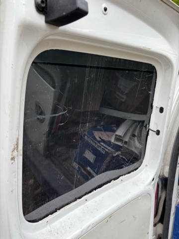 1409883-44 Volkswagen Caddy Skåpbil 1.6 TDI DPF - 2011 (Reparationsobjekt)