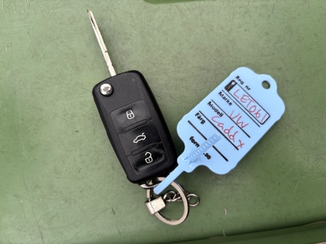 1409883-39 Volkswagen Caddy Skåpbil 1.6 TDI DPF - 2011 (Reparationsobjekt)