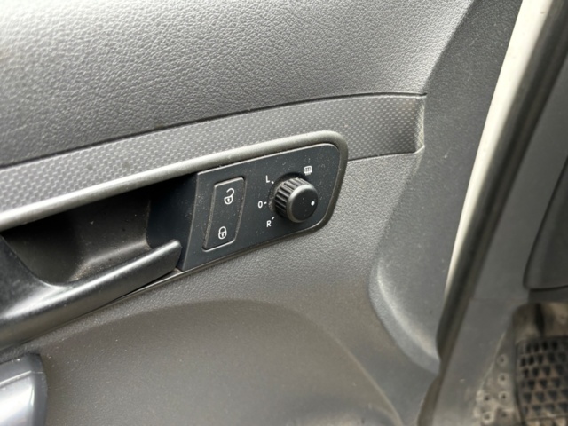 1409883-28 Volkswagen Caddy Skåpbil 1.6 TDI DPF - 2011 (Reparationsobjekt)