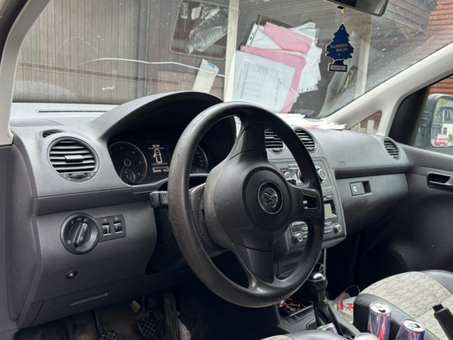 1409883-30 Volkswagen Caddy Skåpbil 1.6 TDI DPF - 2011 (Reparationsobjekt)