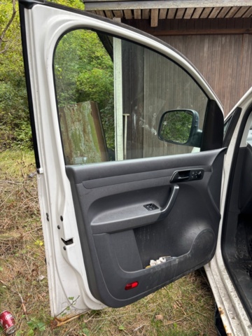 1409883-27 Volkswagen Caddy Skåpbil 1.6 TDI DPF - 2011 (Reparationsobjekt)