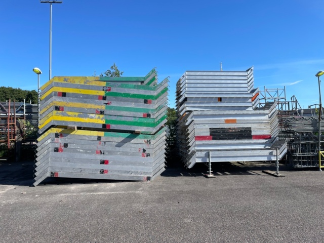 1388727-10 Super 9 ställning