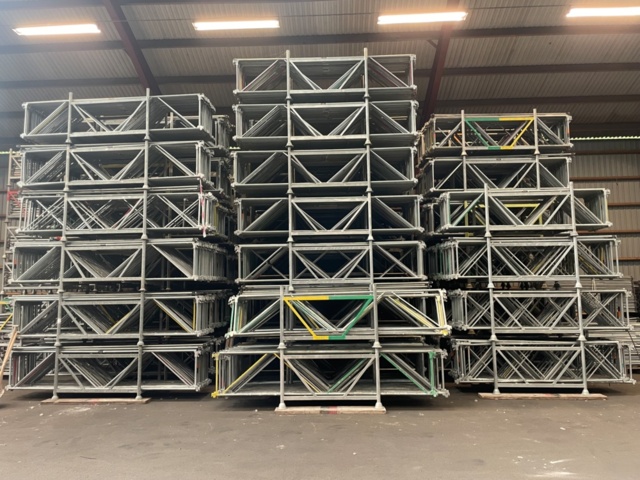 1388727-28 Super 9 ställning