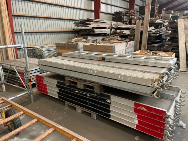 1388727-42 Super 9 ställning