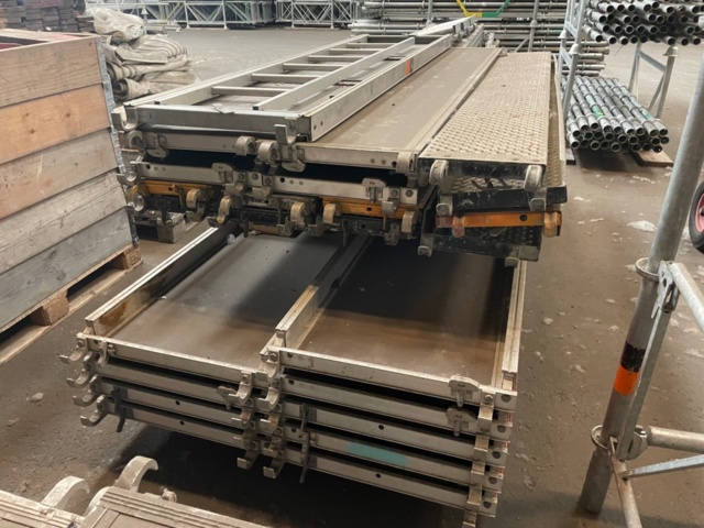 1388727-44 Super 9 ställning