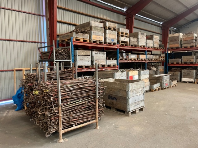 1388728-13 Burton Ställning