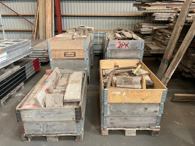 1388728-21 Burton Ställning