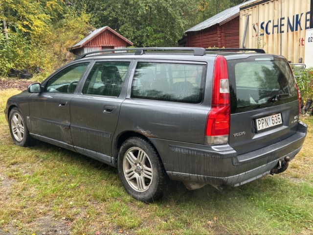 1378080-7 Volvo V70 2.5T AWD Automat, 210hk -2003 (Reparationsobjekt)