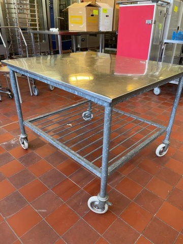 1411292-2 Rostfri bänk med hjul