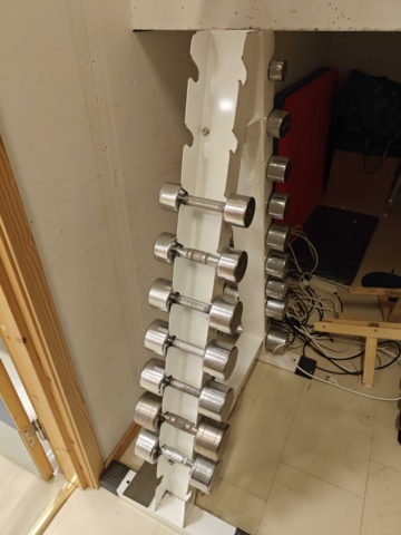 1400515-2 Stativ med 16 st hantlar