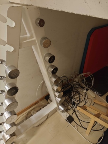 1400515-3 Stativ med 16 st hantlar