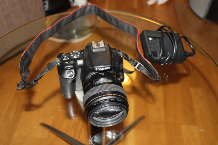 1295628-2 Kamera Canon EOS 250D med objektiv 85mm