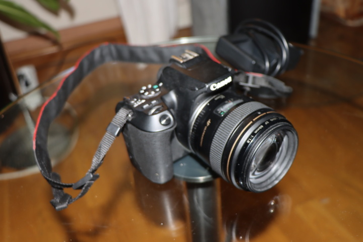 1295628-4 Kamera Canon EOS 250D med objektiv 85mm