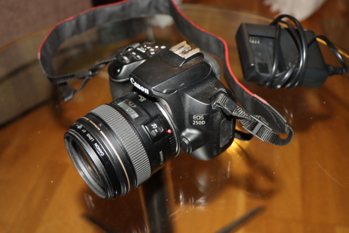 1295628-1 Kamera Canon EOS 250D med objektiv 85mm