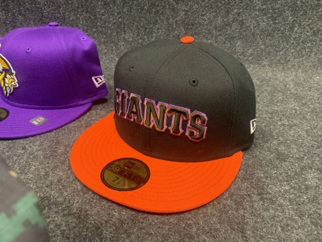 1414994-5 4 st Kepsar New Era, strl 7 1/2 (59,6 cm)