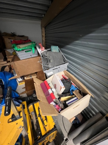 1384521-4 Förråd med verktyg, möbler och diverse - bl.a. Tissot-klocka, elverktyg och möbler