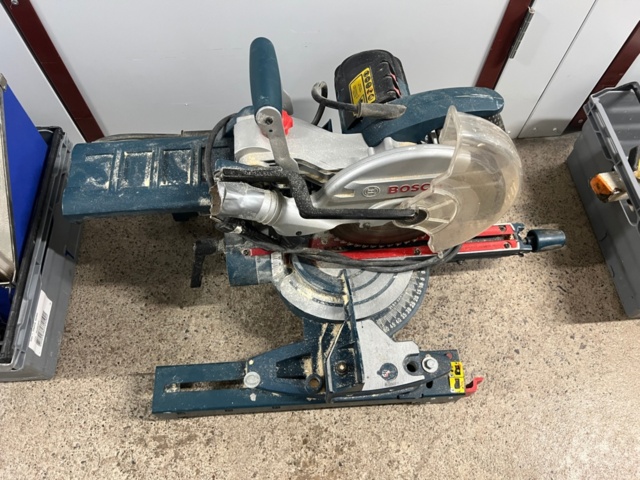 1384521-6 Förråd med verktyg, möbler och diverse - bl.a. Tissot-klocka, elverktyg och möbler