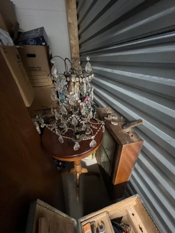 1384521-10 Förråd med verktyg, möbler och diverse - bl.a. Tissot-klocka, elverktyg och möbler