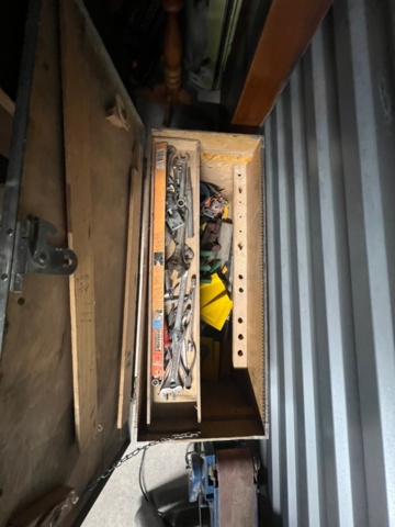 1384521-11 Förråd med verktyg, möbler och diverse - bl.a. Tissot-klocka, elverktyg och möbler