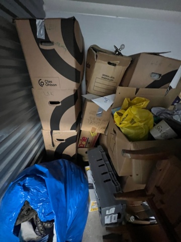 1384521-14 Förråd med verktyg, möbler och diverse - bl.a. Tissot-klocka, elverktyg och möbler