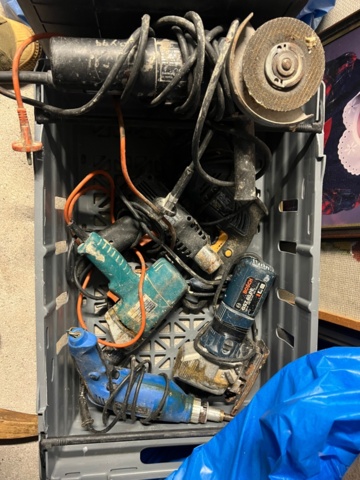 1384521-15 Förråd med verktyg, möbler och diverse - bl.a. Tissot-klocka, elverktyg och möbler