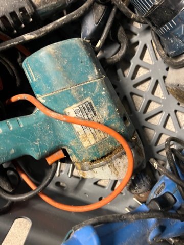 1384521-17 Förråd med verktyg, möbler och diverse - bl.a. Tissot-klocka, elverktyg och möbler