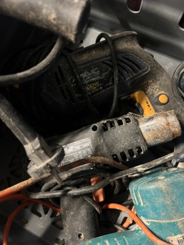 1384521-18 Förråd med verktyg, möbler och diverse - bl.a. Tissot-klocka, elverktyg och möbler