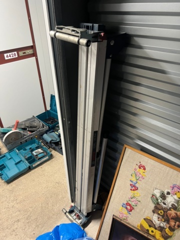 1384521-20 Förråd med verktyg, möbler och diverse - bl.a. Tissot-klocka, elverktyg och möbler