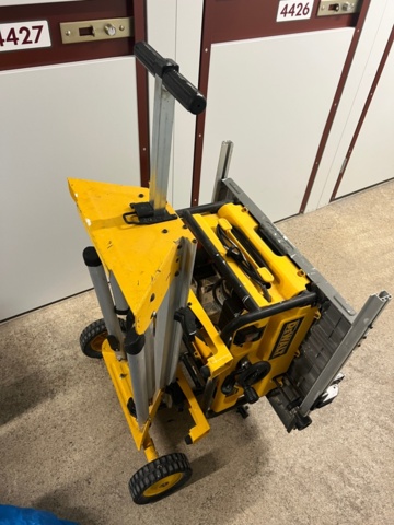 1384521-22 Förråd med verktyg, möbler och diverse - bl.a. Tissot-klocka, elverktyg och möbler