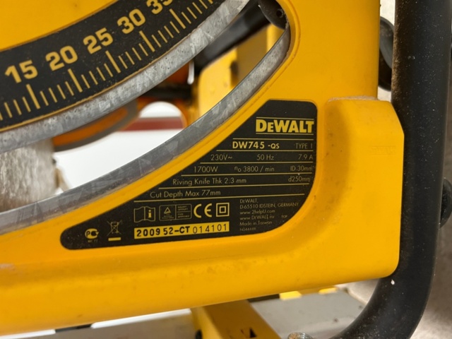 1384521-23 Förråd med verktyg, möbler och diverse - bl.a. Tissot-klocka, elverktyg och möbler